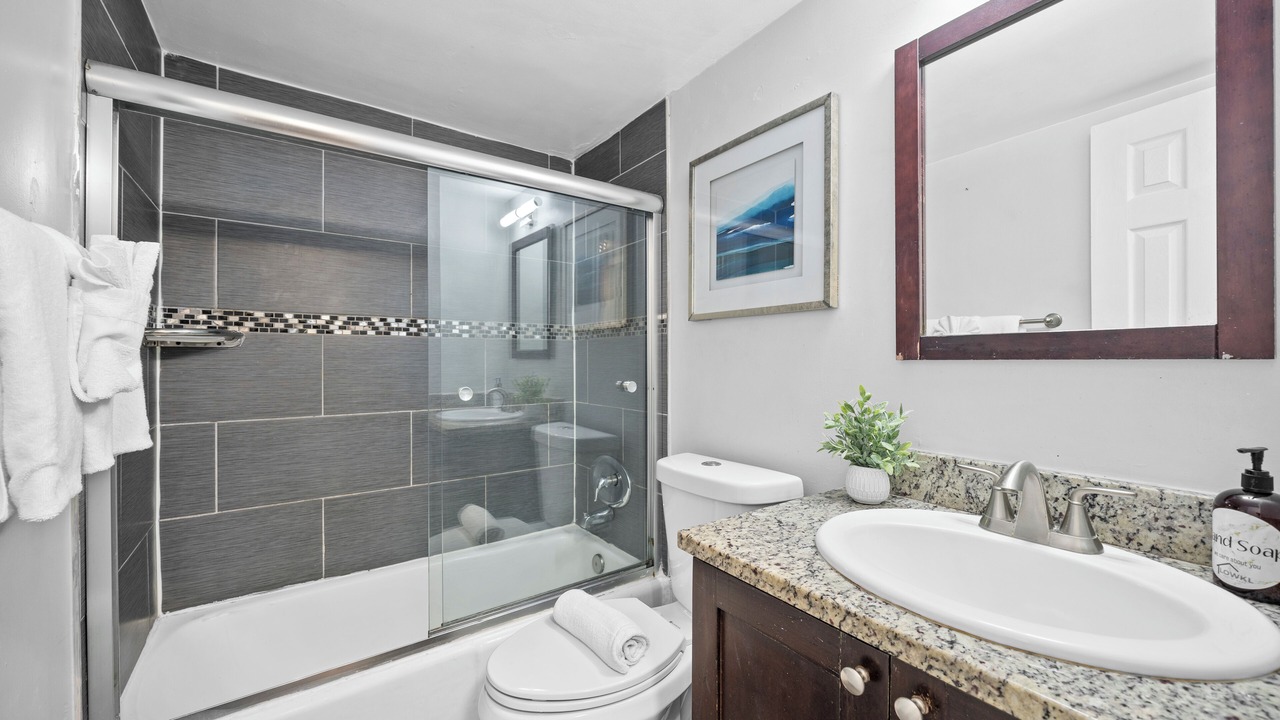 Photo of Bathroom in Central Oakland Park