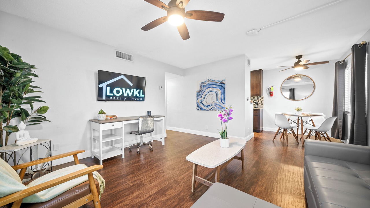 Photo of Livingroom in Central Oakland Park