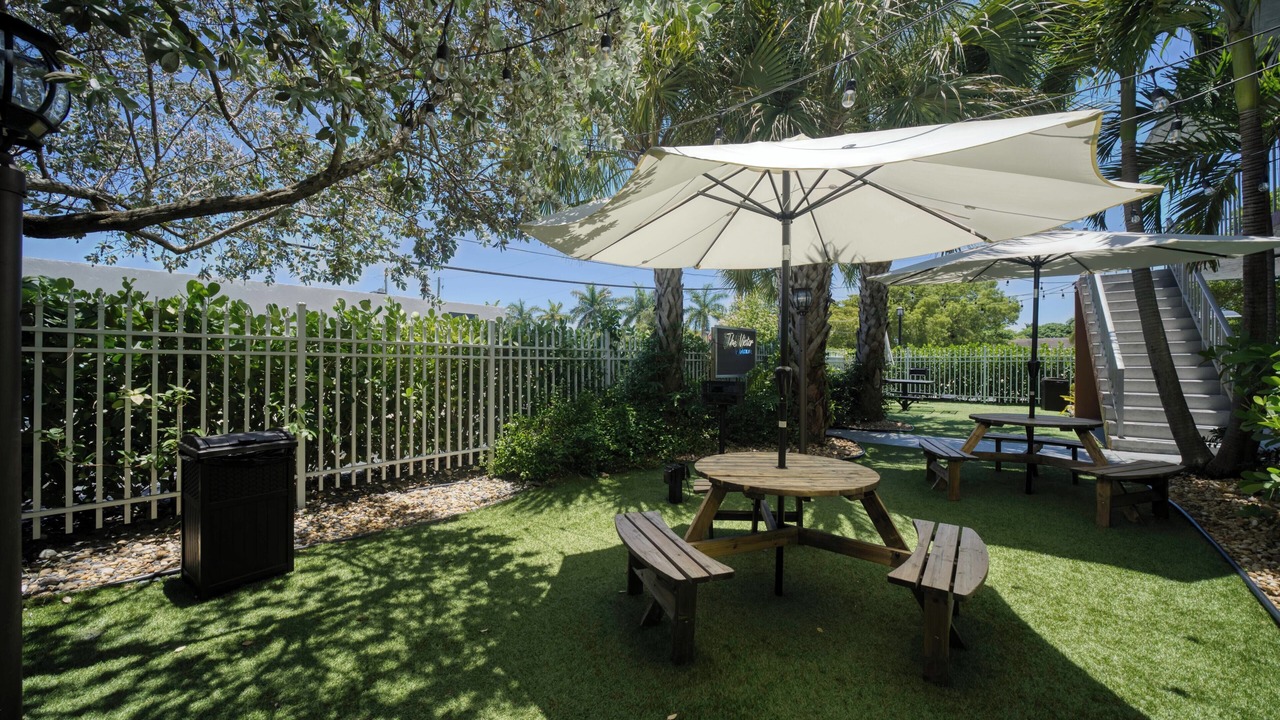 Photo of Patio Balcony in Central Oakland Park