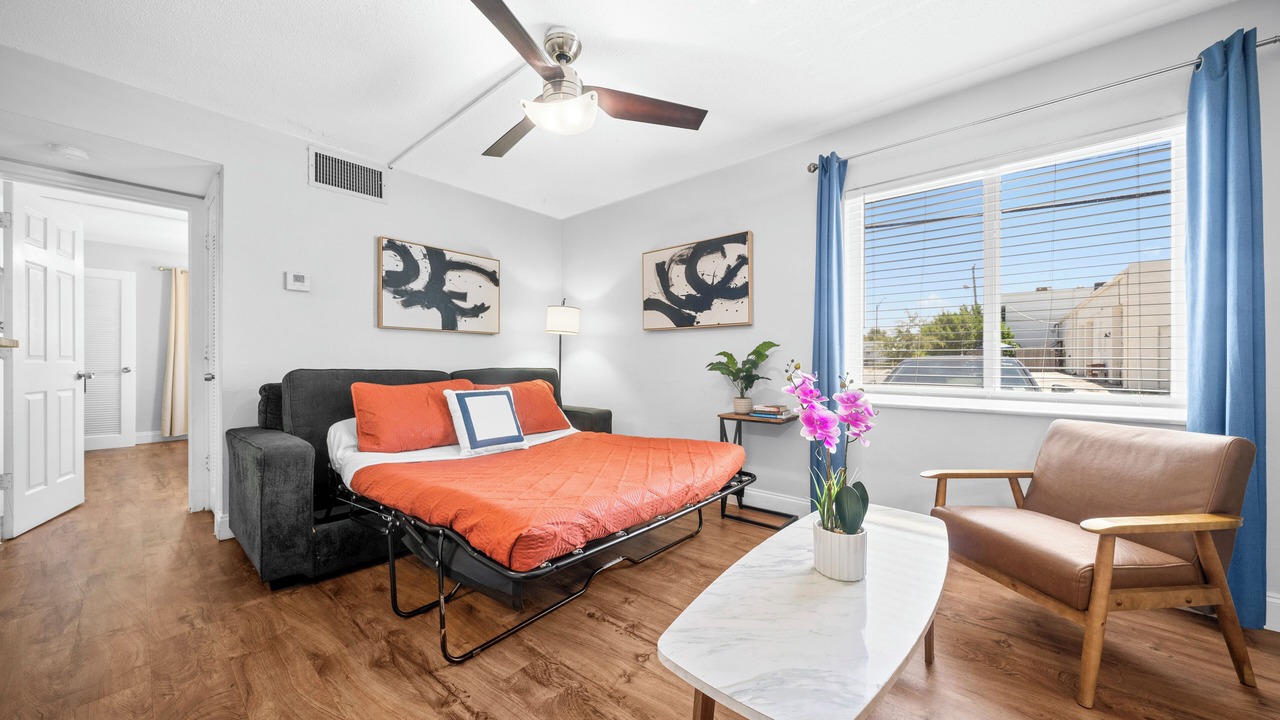 Photo of Livingroom in Central Oakland Park