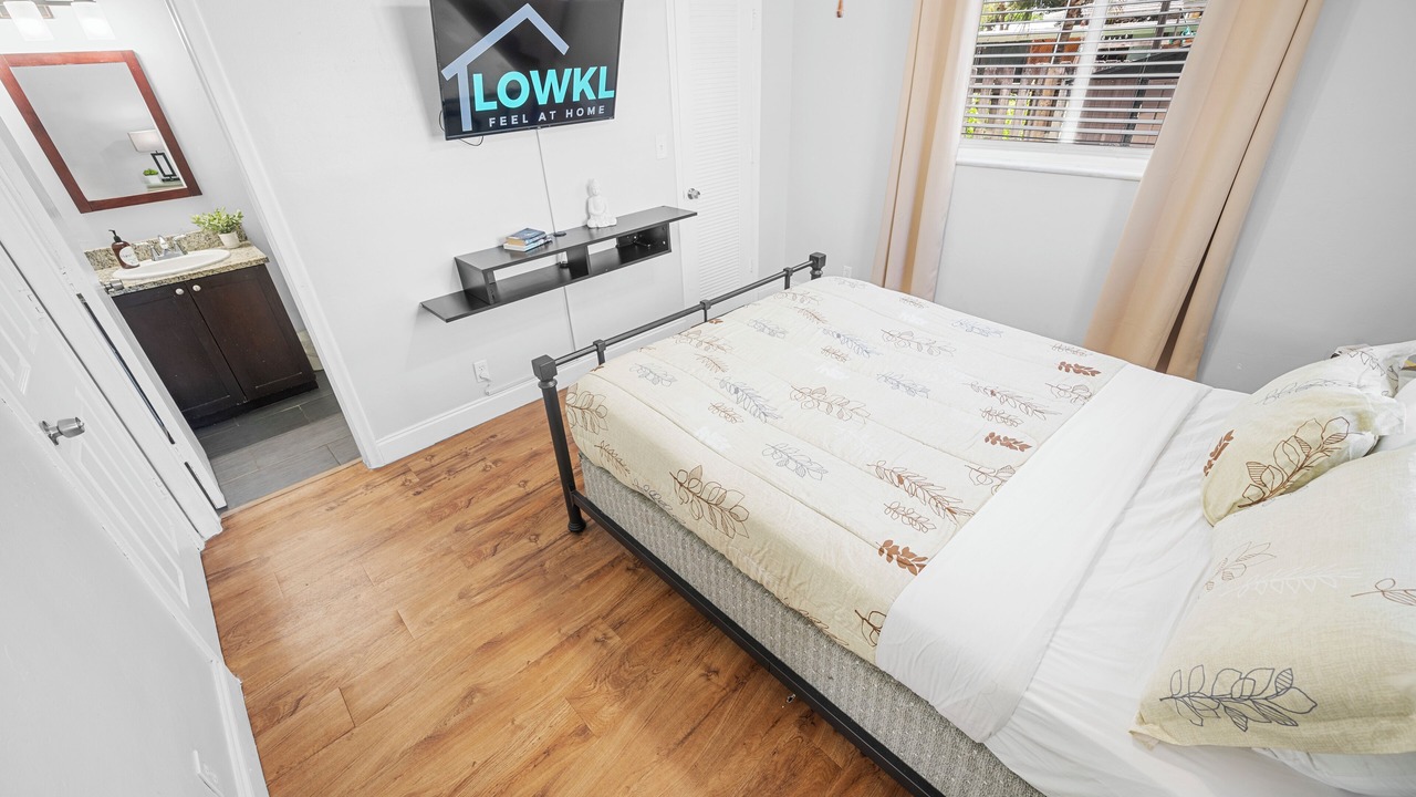 Photo of Bedroom in Central Oakland Park