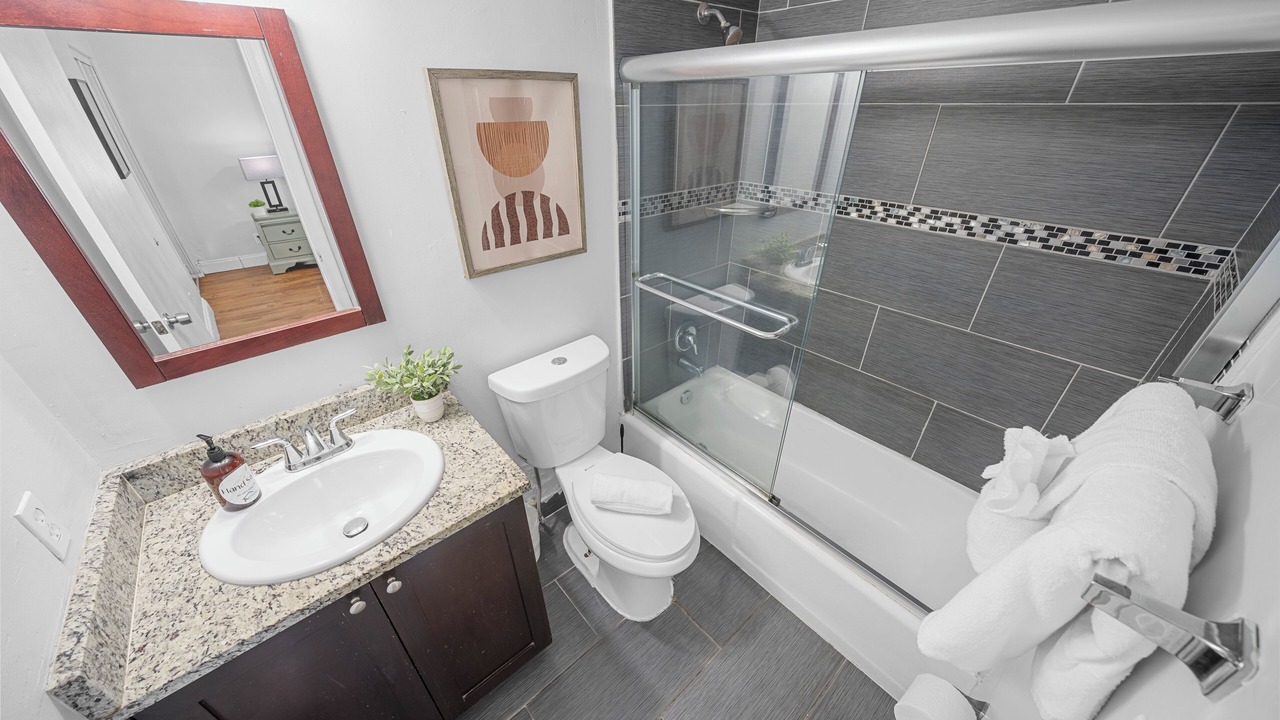 Photo of Bathroom in Central Oakland Park
