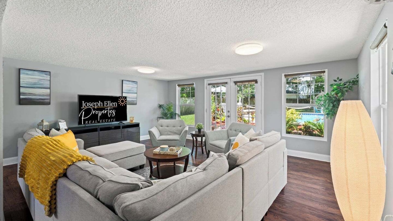 Photo of Livingroom in Jacksonville