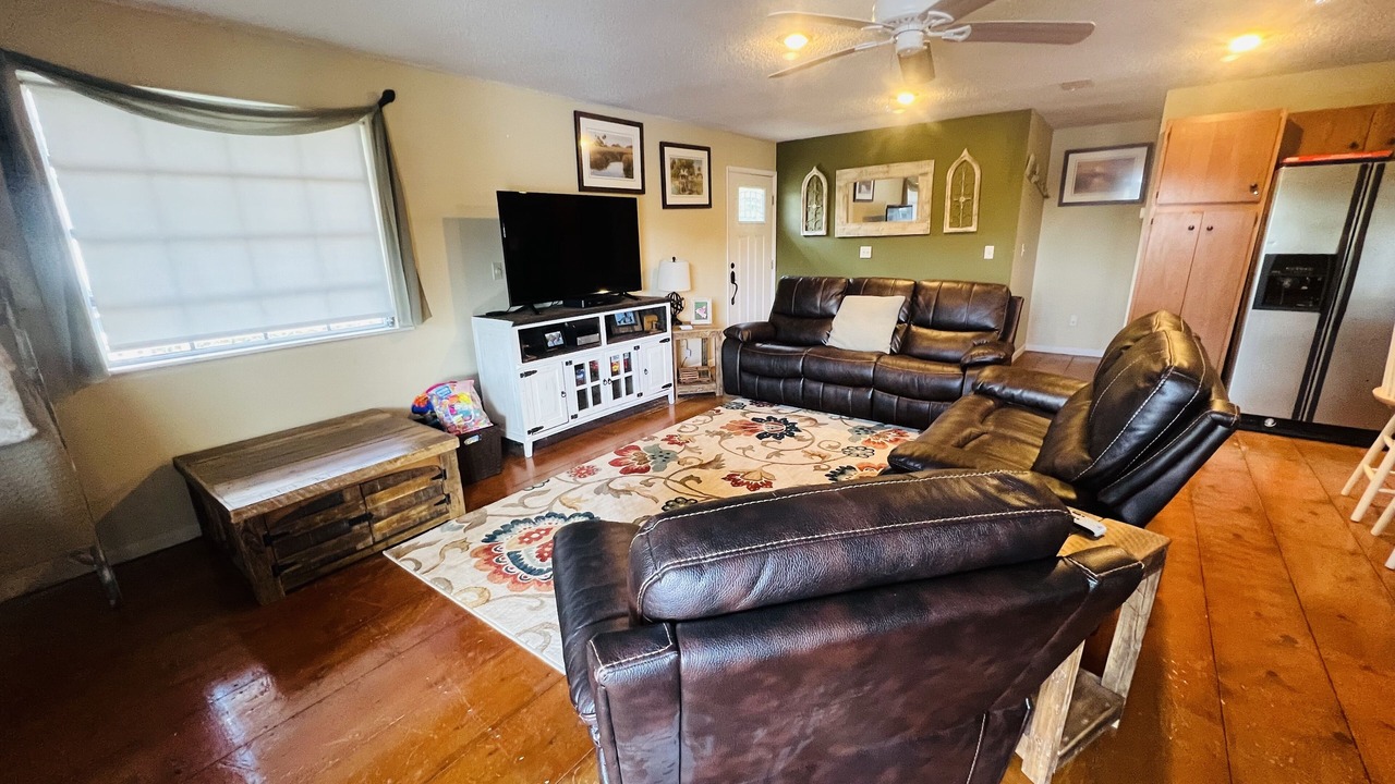 Photo of Livingroom in Suwannee