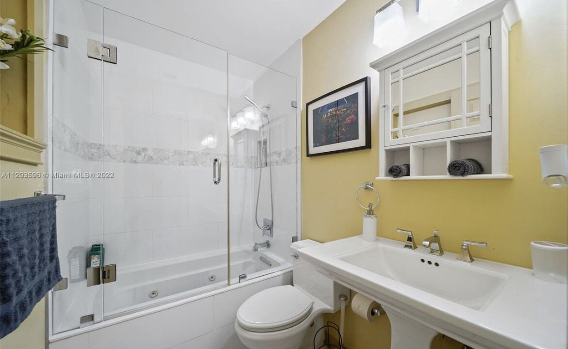 Photo of Bathroom in Allapattah