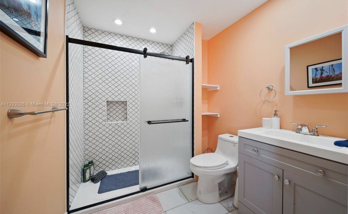 Photo of Bathroom in Allapattah