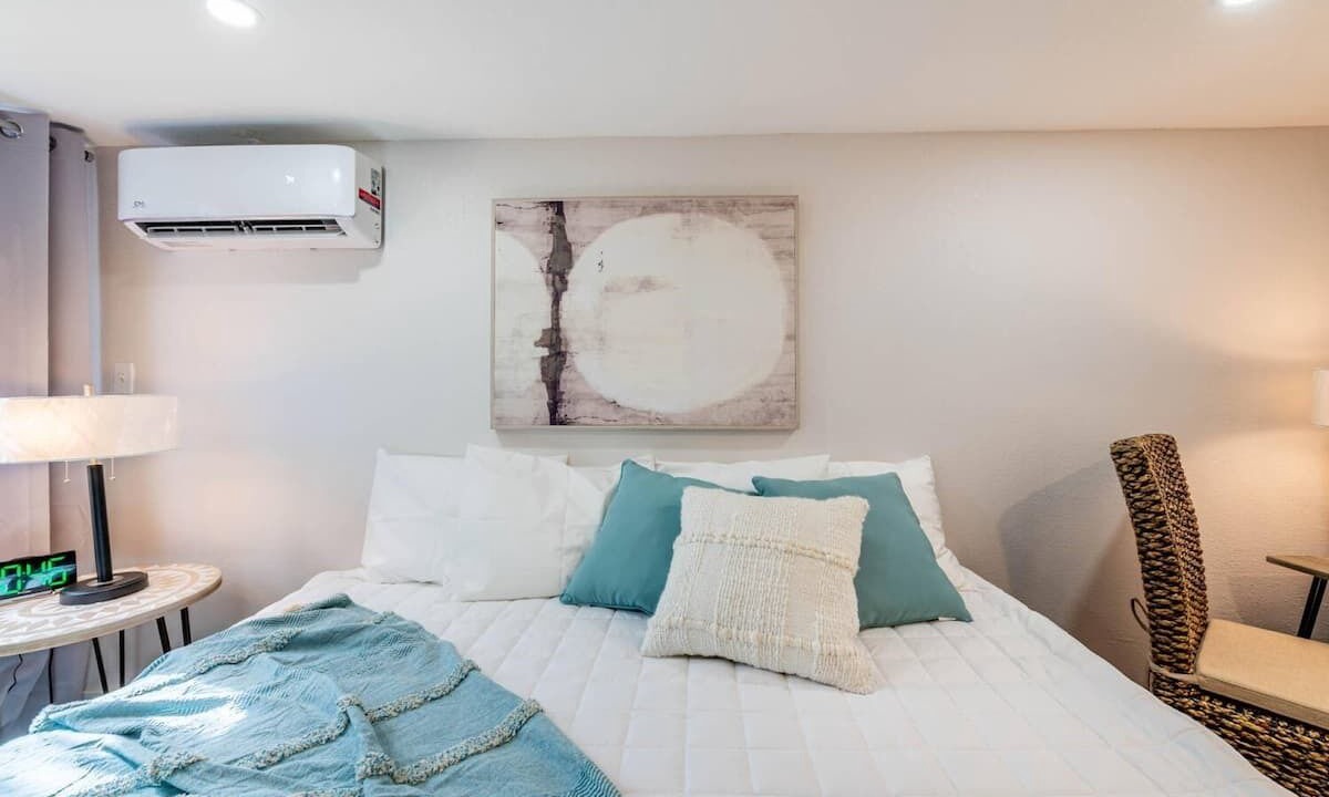 Photo of Bedroom in Central Oakland Park