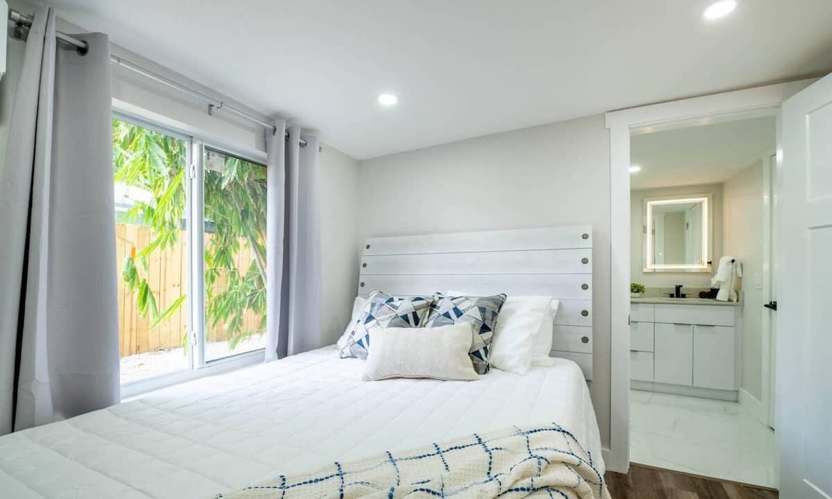 Photo of Bedroom in Central Oakland Park