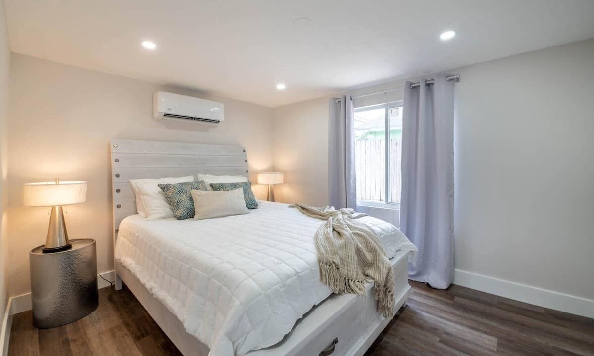 Photo of Bedroom in Central Oakland Park