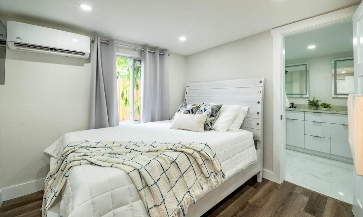 Photo of Bedroom in Central Oakland Park