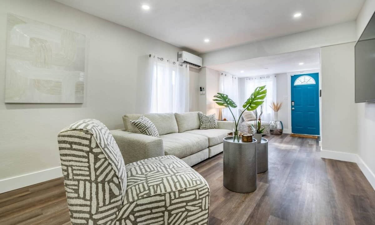 Photo of Livingroom in Central Oakland Park