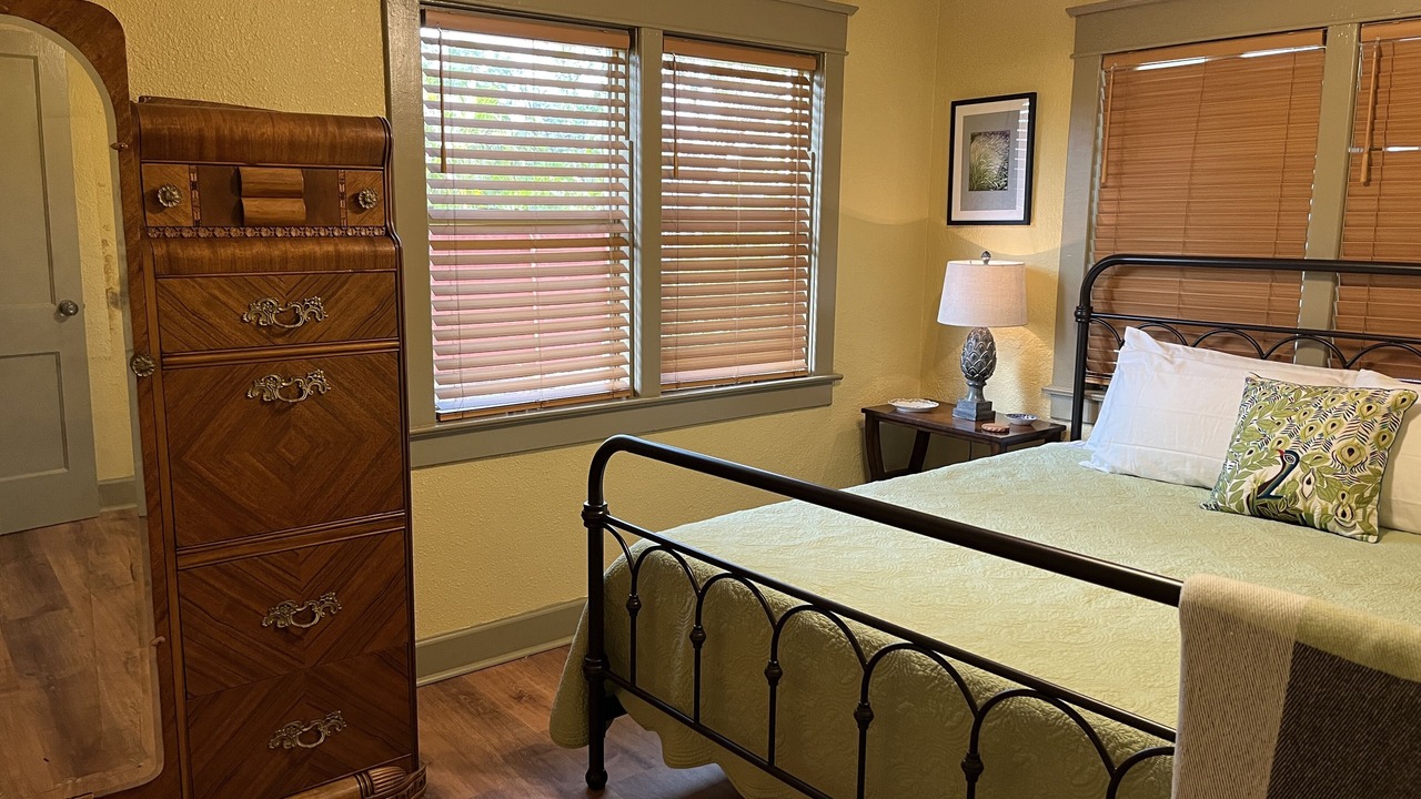 Photo of Bedroom in Altamont Manor