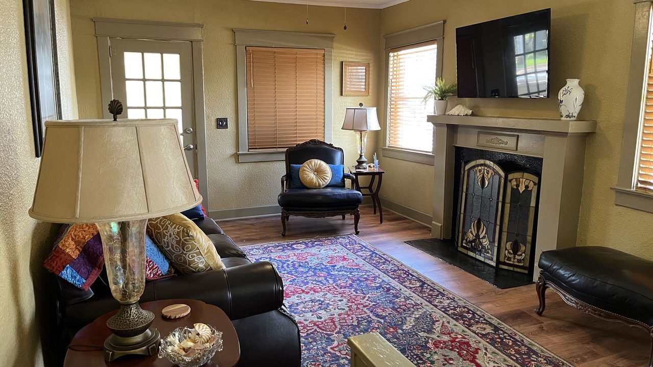 Photo of Livingroom in Altamont Manor