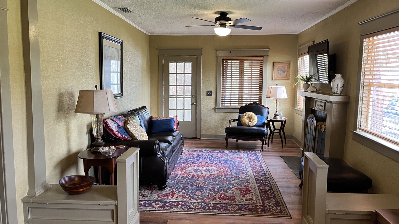 Photo of Livingroom in Altamont Manor