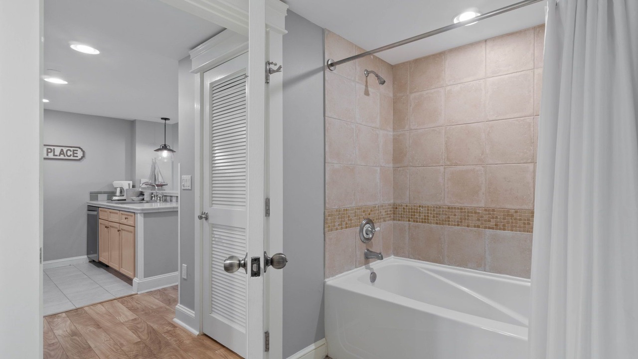 Photo of Bathroom in Baytowne Wharf