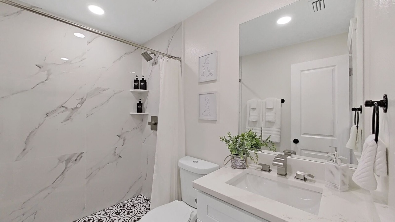 Photo of Bathroom in Pinecrest West Park