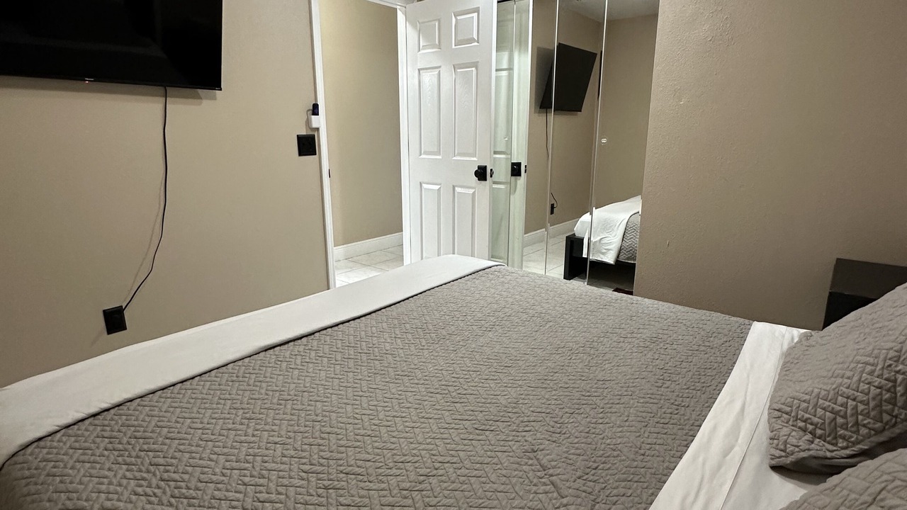 Photo of Bedroom in Town N County Park