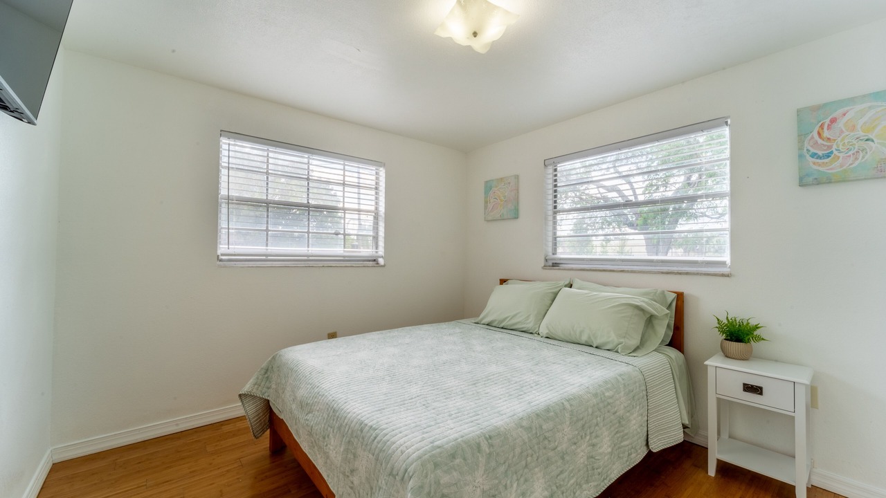 Photo of Bedroom in Carver City - Lincoln Gardens