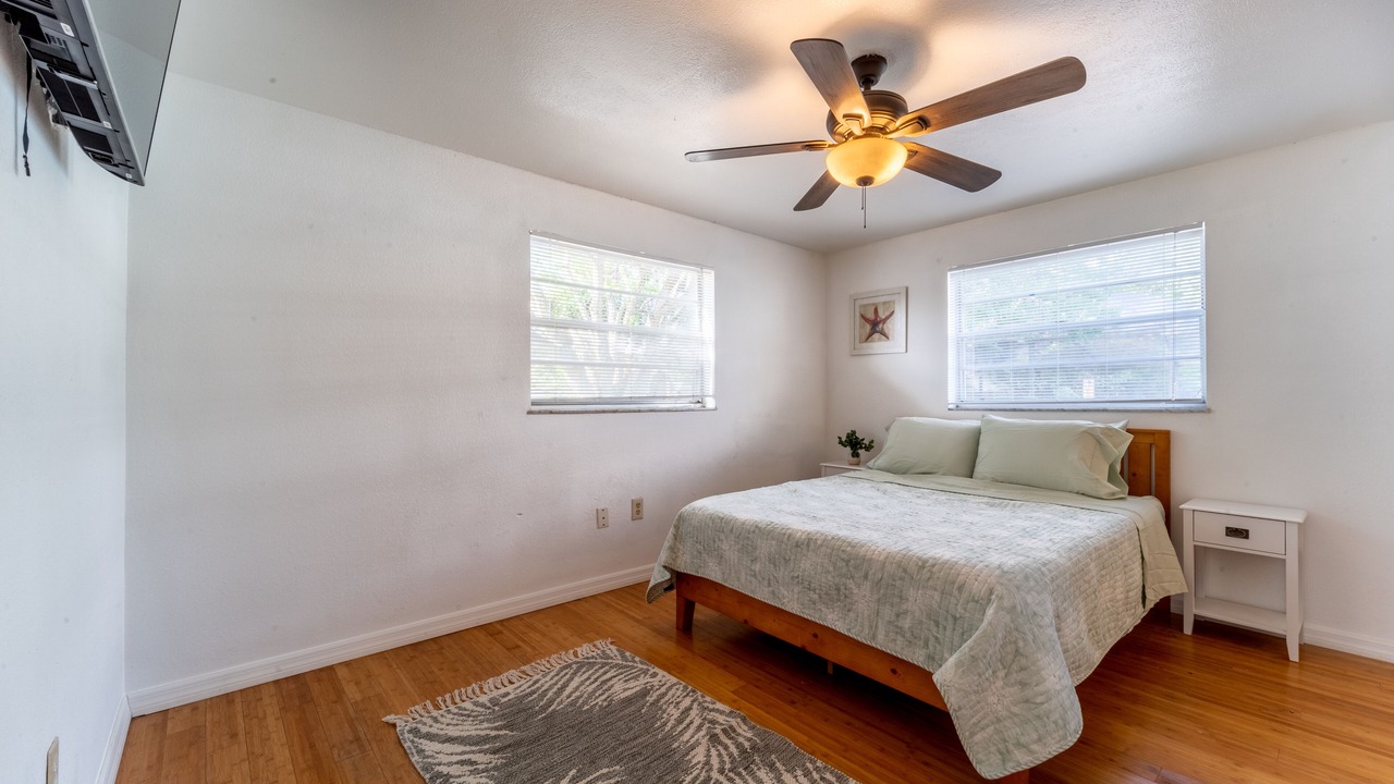 Photo of Bedroom in Carver City - Lincoln Gardens