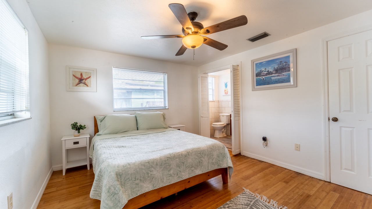 Photo of Bedroom in Carver City - Lincoln Gardens
