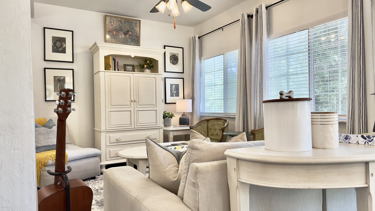 Photo of Livingroom in Historic District