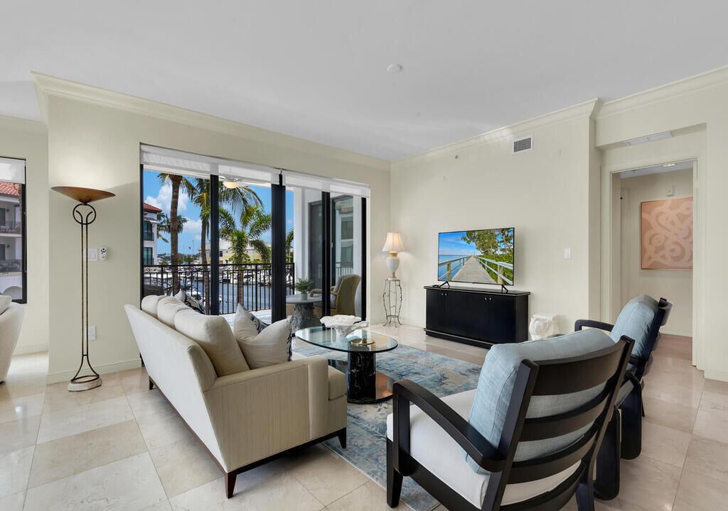 Photo of Livingroom in Royal Harbor