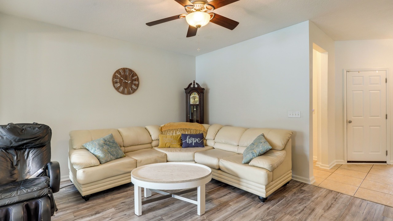 Photo of Livingroom in OakLeaf Plantation