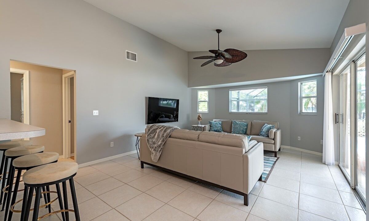 Photo of Livingroom in Willoughby Acres