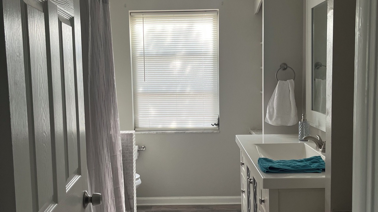 Photo of Bathroom in Bayshore Gardens