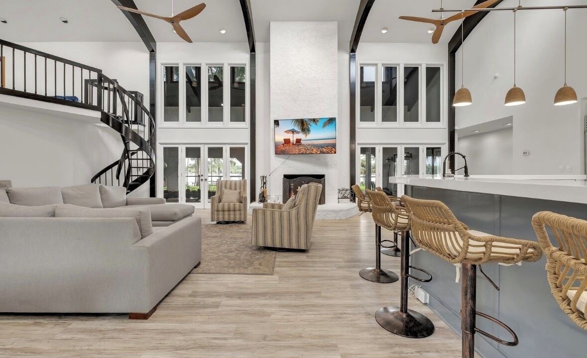Photo of Livingroom in Lake Bradford -Cascade Lake