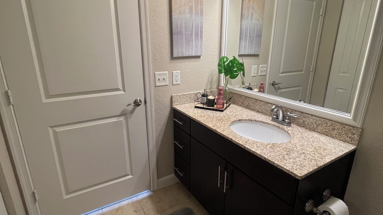 Photo of Bathroom in Carver City - Lincoln Gardens