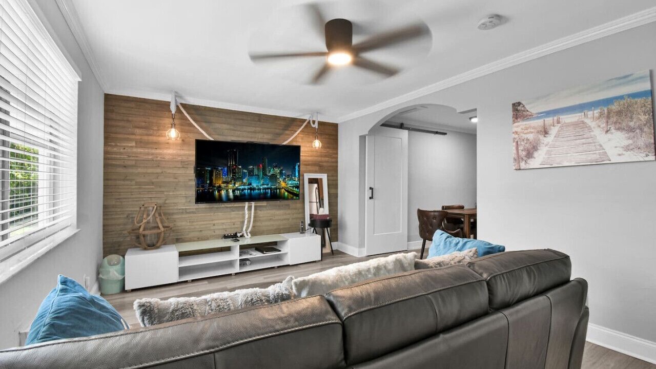 Photo of Livingroom in River Oaks