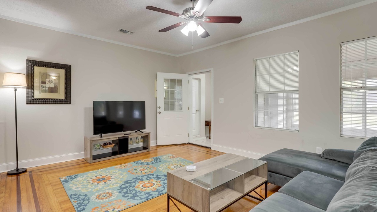 Photo of Livingroom in Lakeshore South