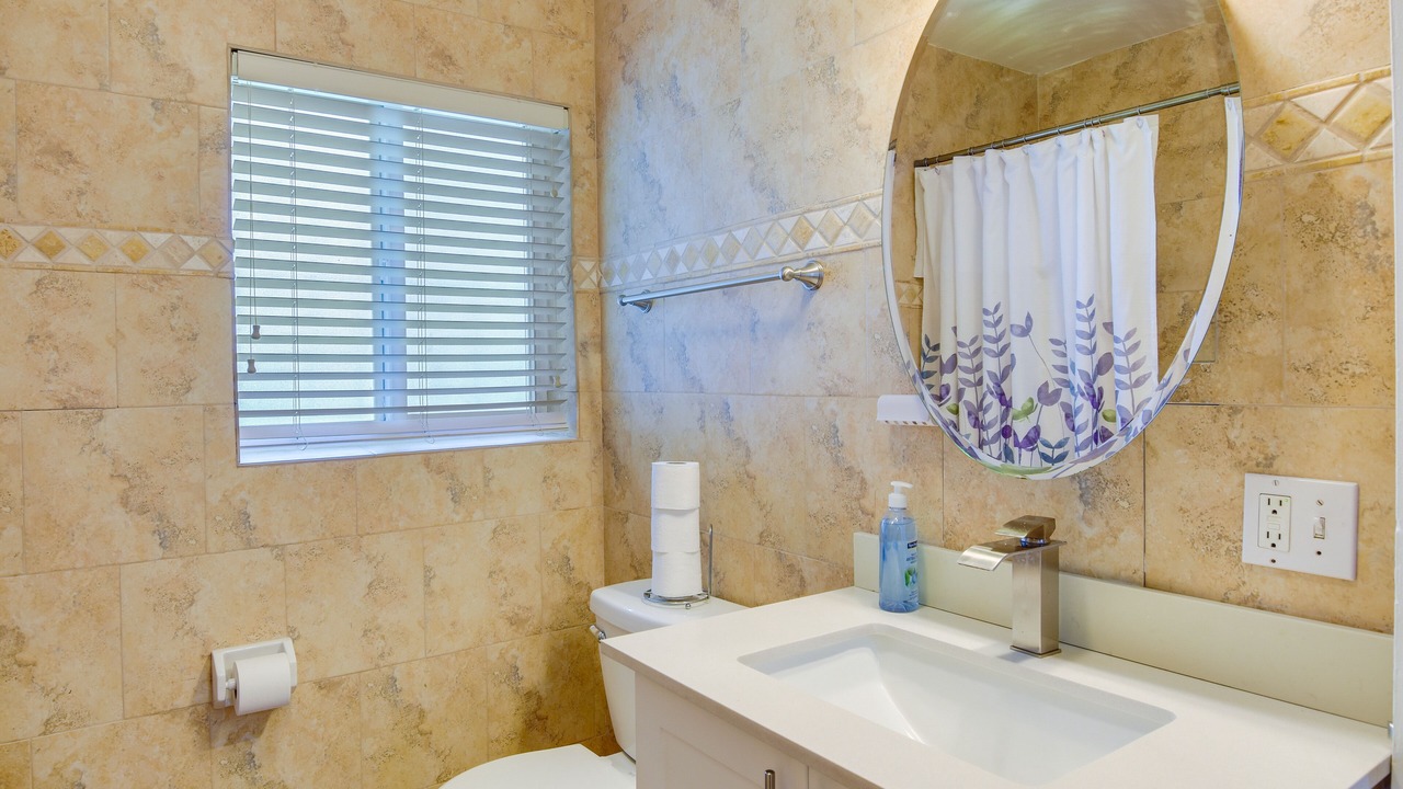 Photo of Bathroom in El Portal
