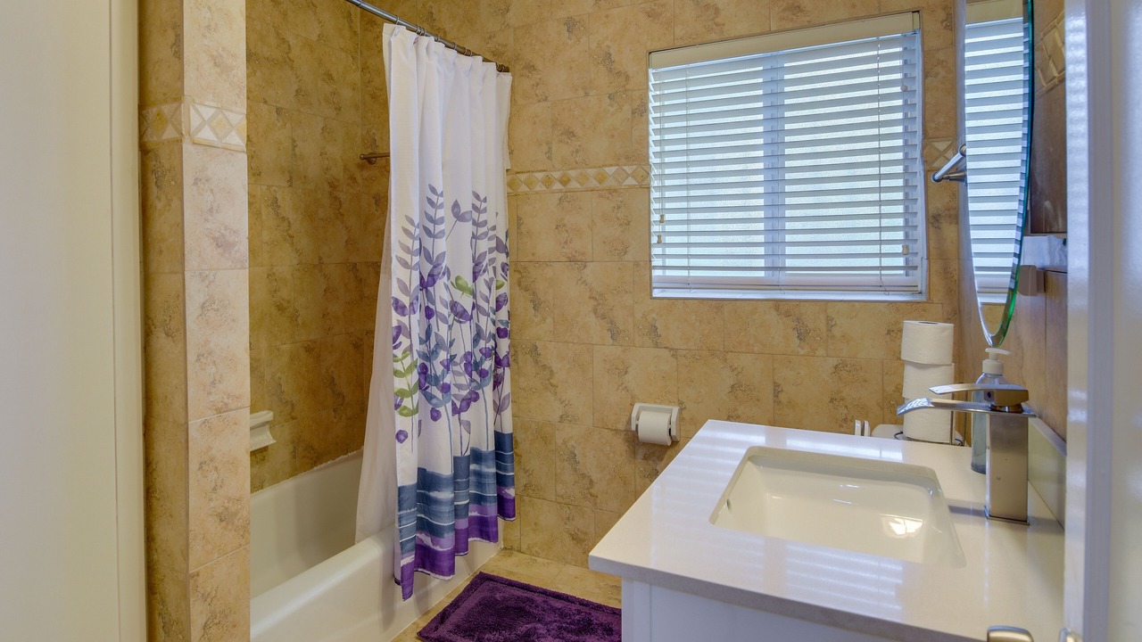 Photo of Bathroom in El Portal