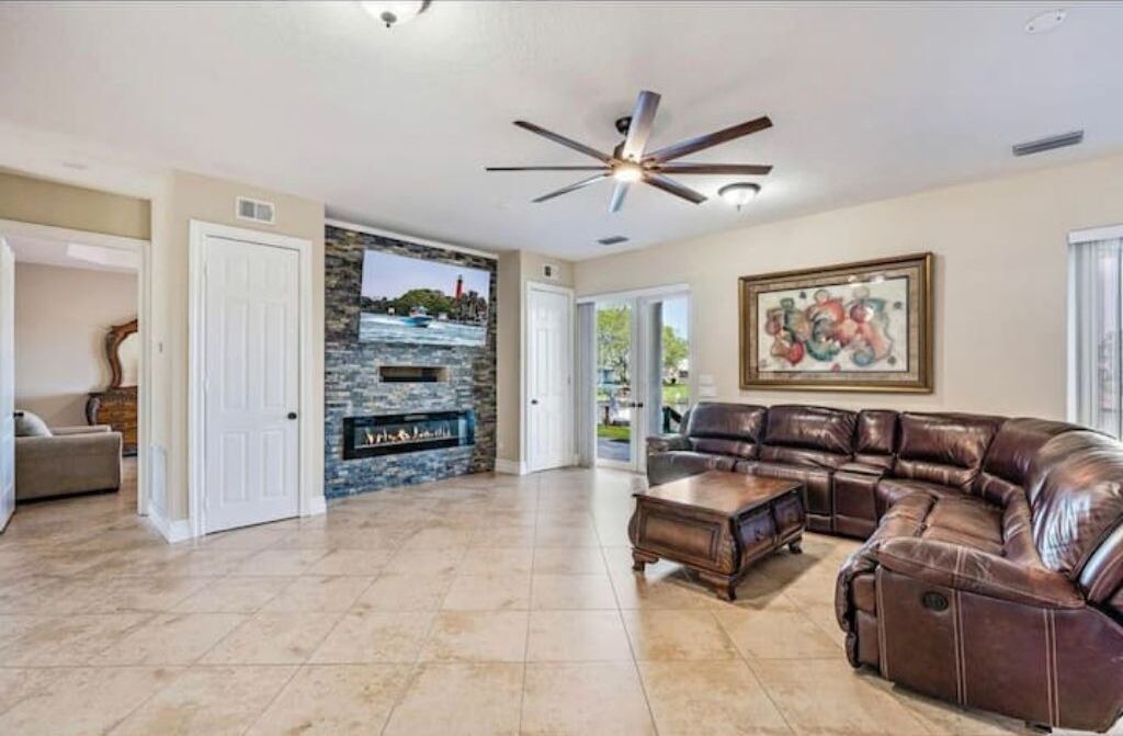 Photo of Livingroom in River Park