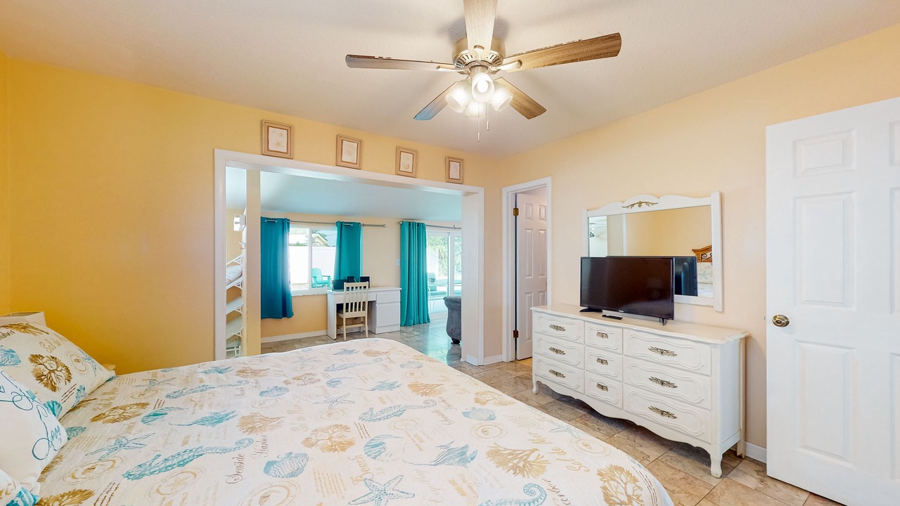Photo of Bedroom in Bayshore Gardens