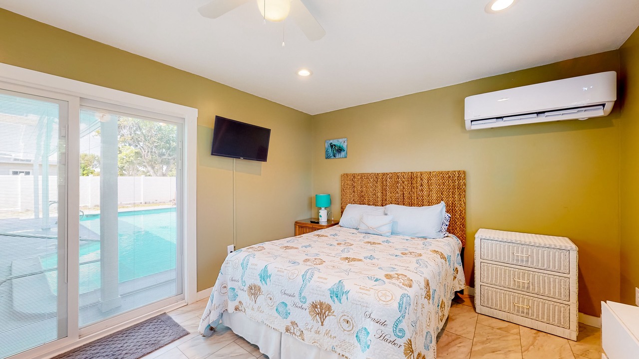 Photo of Bedroom in Bayshore Gardens