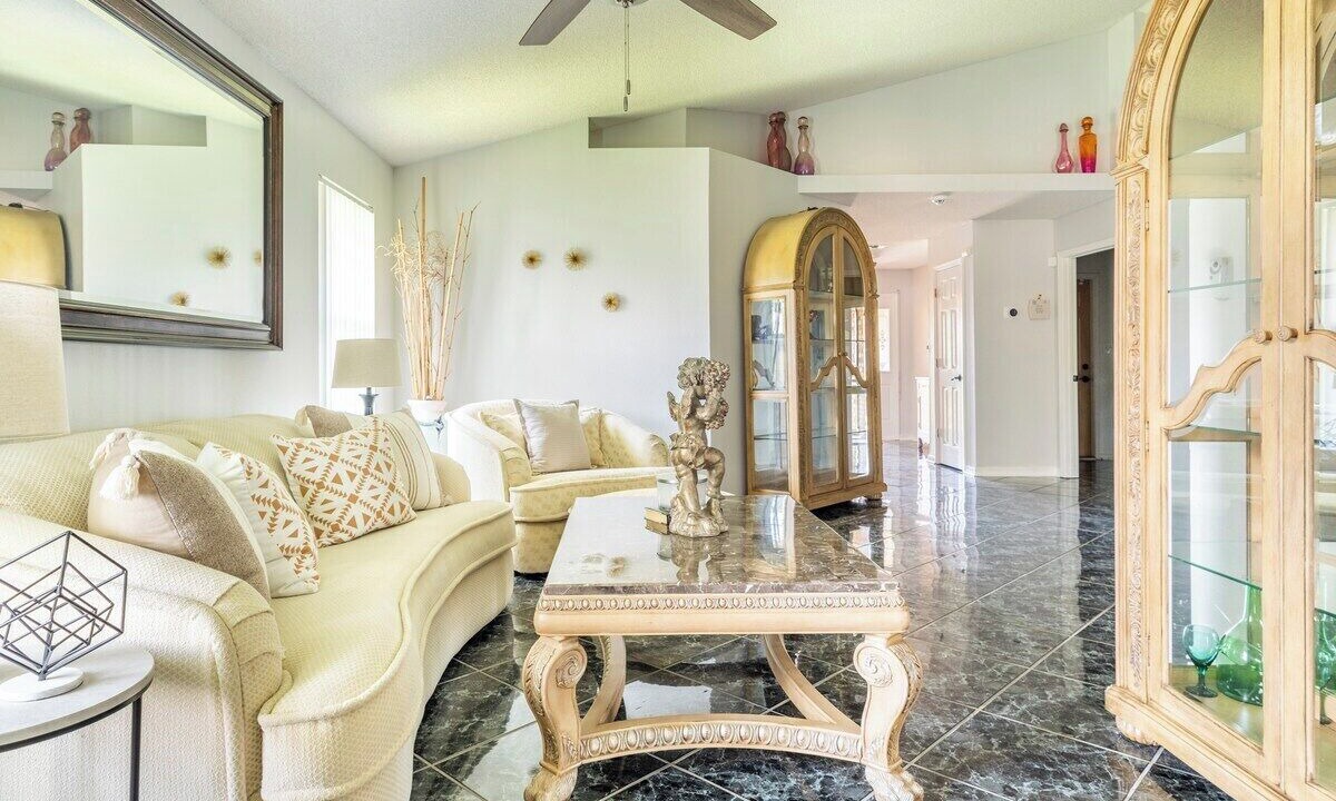 Photo of Livingroom in Mary Esther