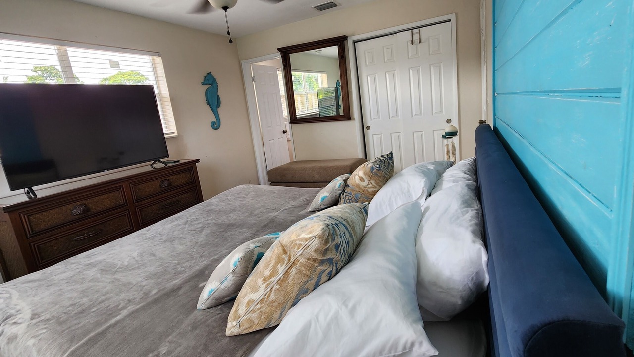 Photo of Bedroom in Central Oakland Park