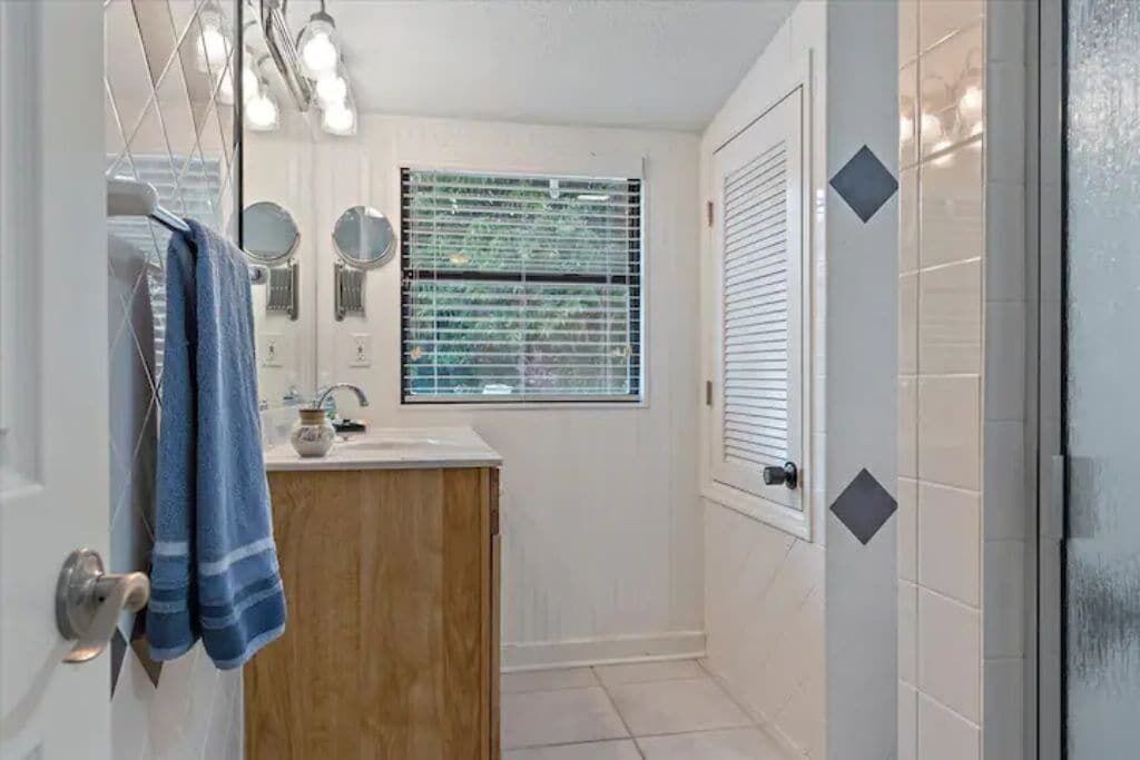 Photo of Bathroom in Bayshore Gardens