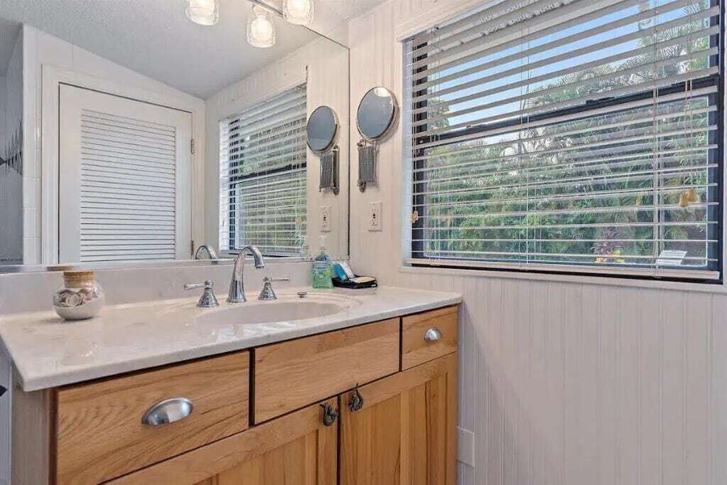 Photo of Bathroom in Bayshore Gardens