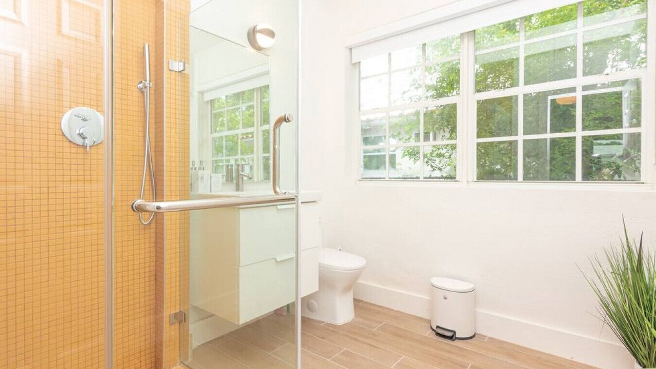 Photo of Bathroom in El Portal