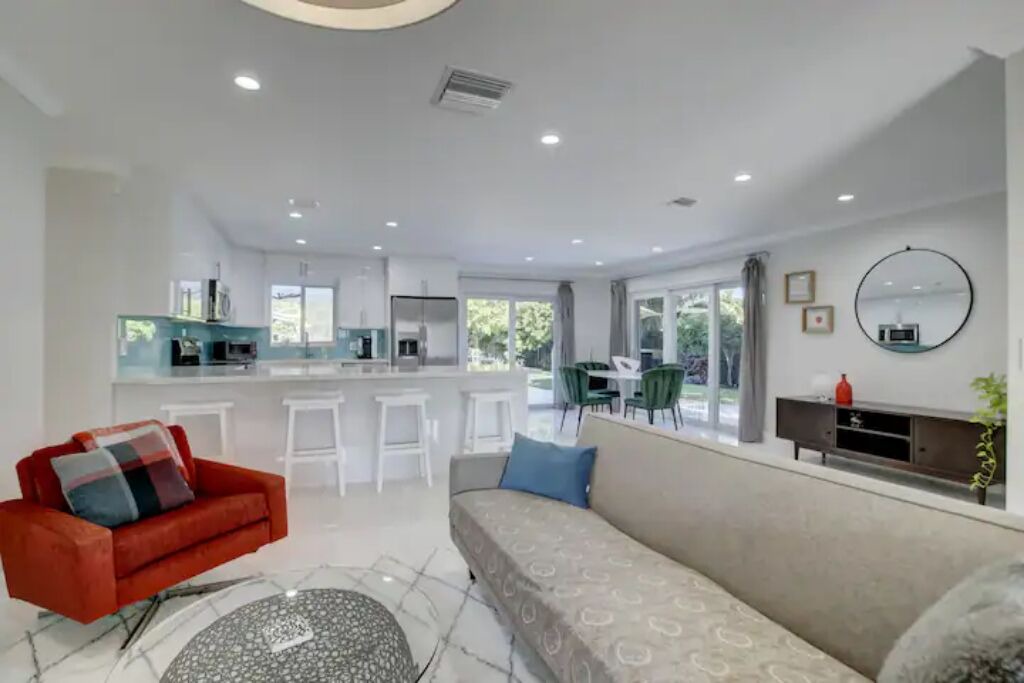 Photo of Livingroom in Oakland Park