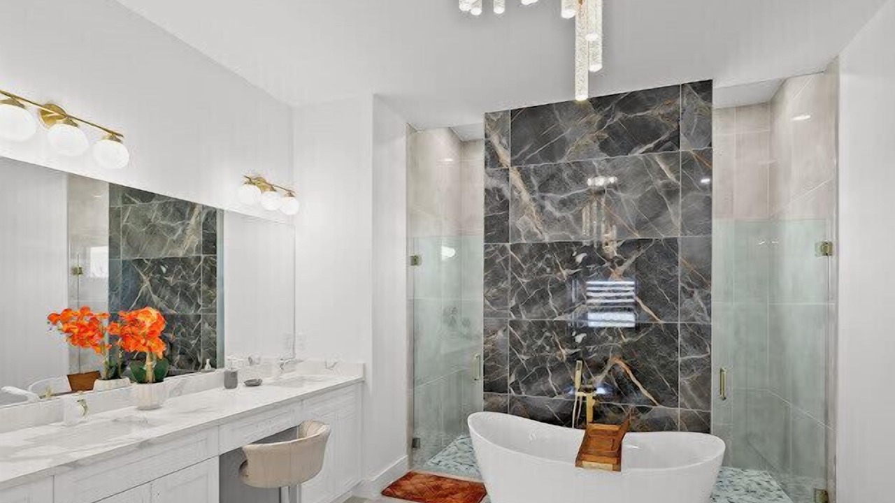 Photo of Bathroom in Trafalgar