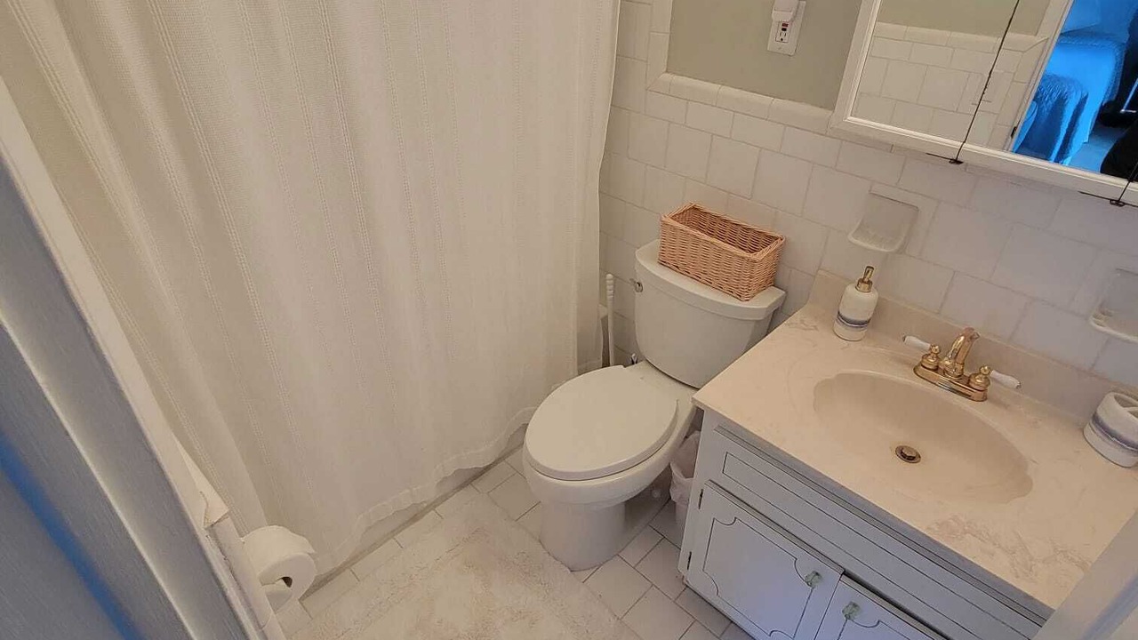 Photo of Bathroom in Garden Isles
