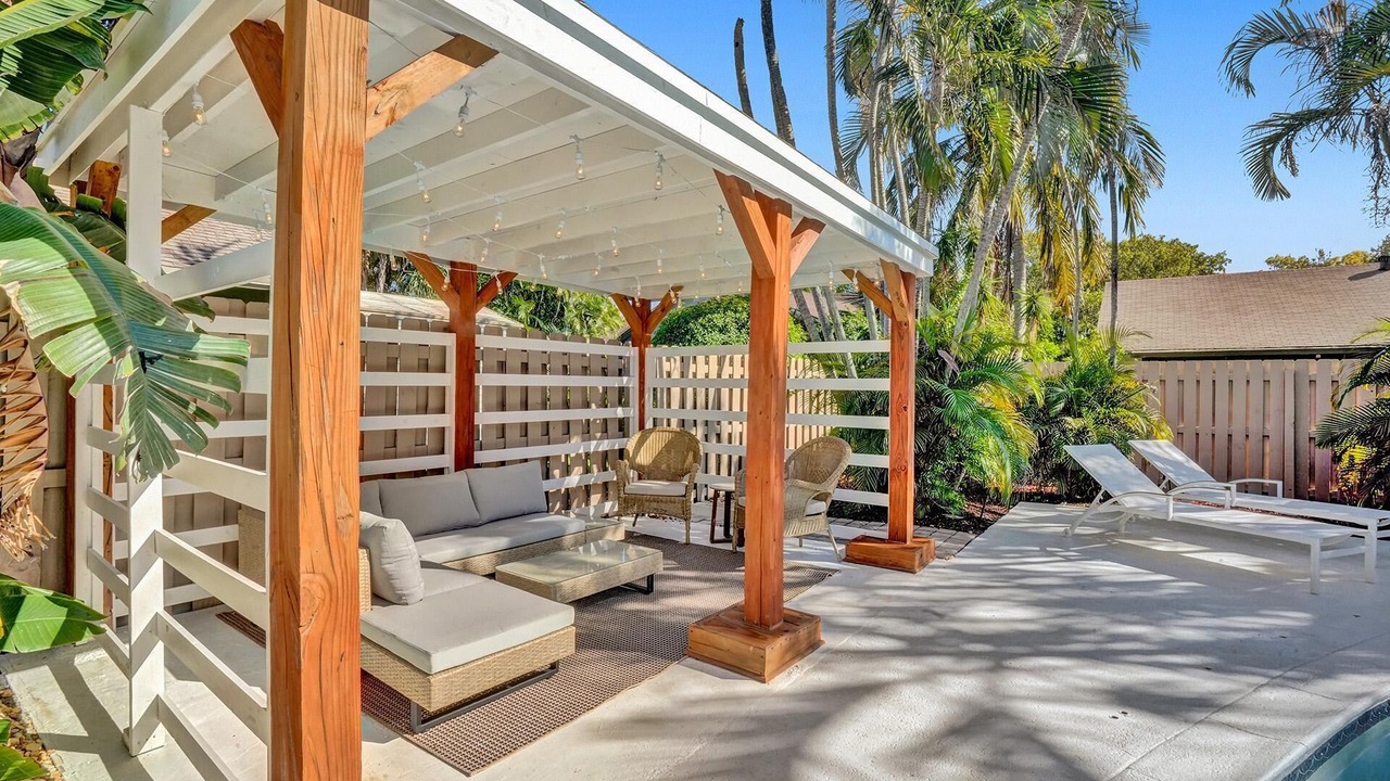 Photo of Patio Balcony in Tropic Palms