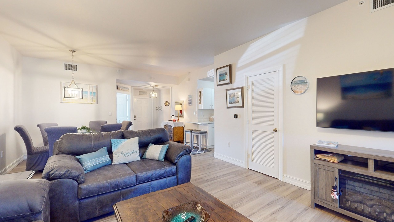 Photo of Livingroom in Vanderbilt Beach