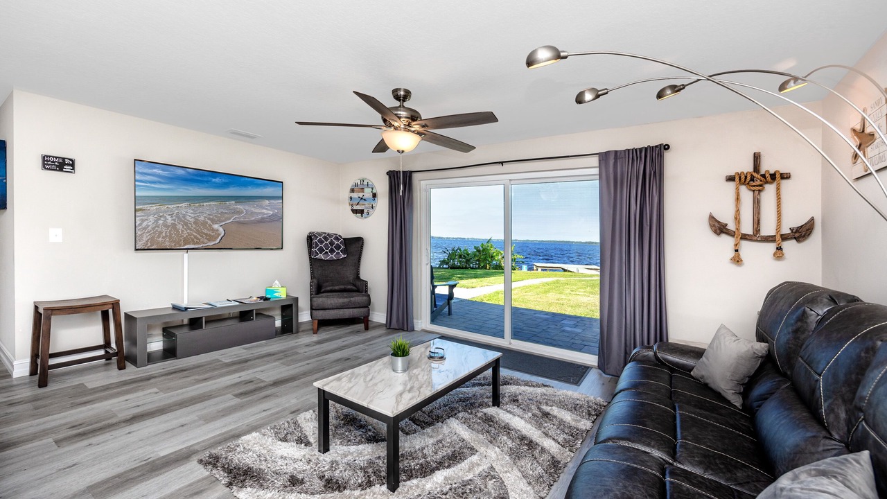 Photo of Livingroom in Lake Shore Estates