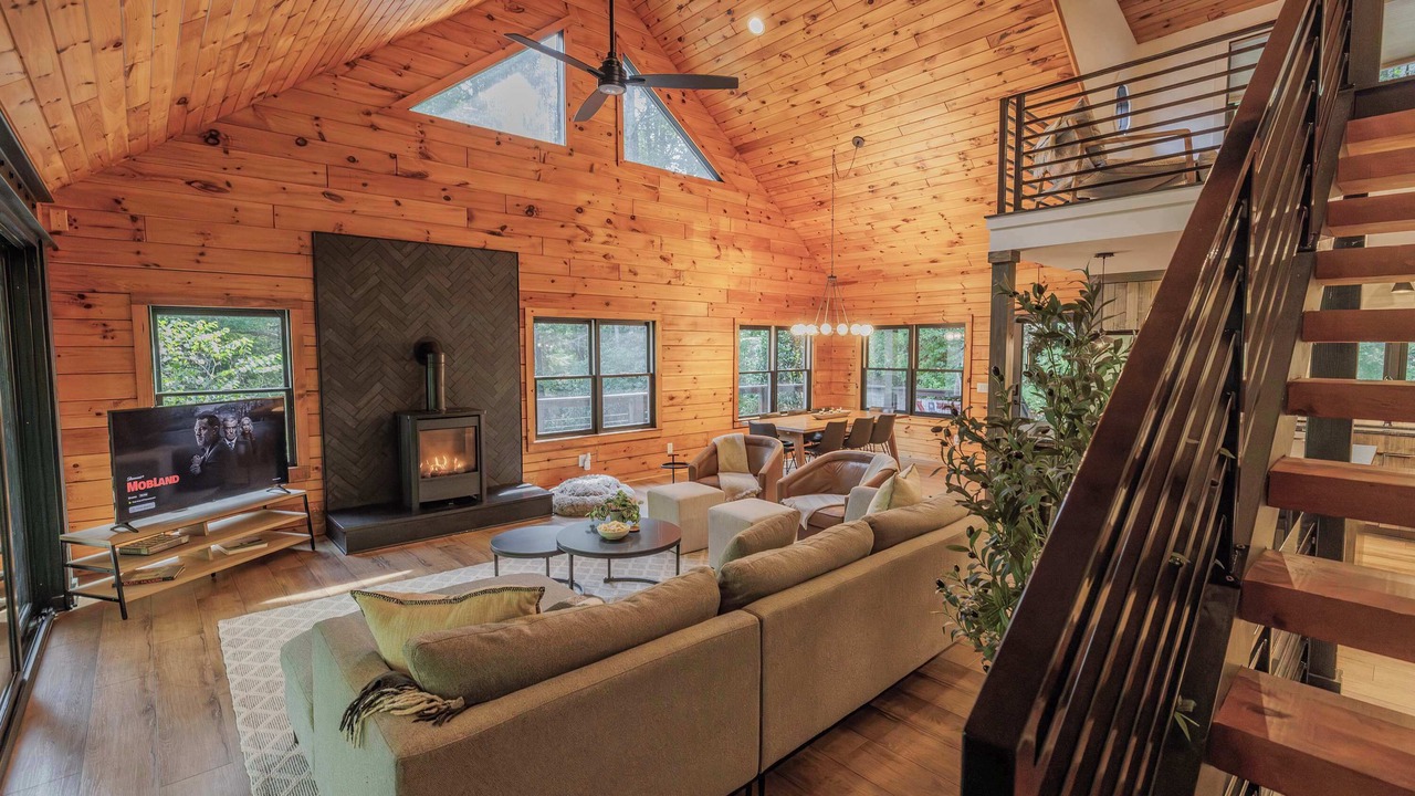 Photo of Livingroom in Cherry Log